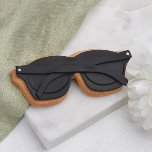 Ciasteczka w kształcie okularów przeciwsłonecznych.