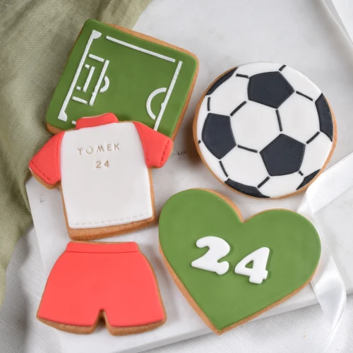 Zestaw ciasteczek dla miłośników piłki nożnej.