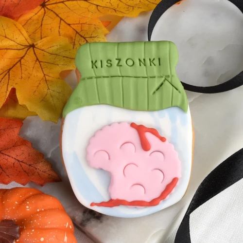 Halloweenowe ciasteczko w kształcie słoika z mózgiem.