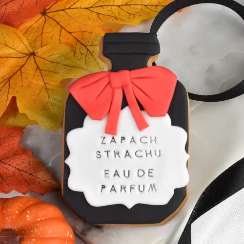 Halloweenowe ciasteczko w kształci flakona perfum.