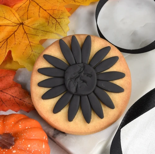 Ciasteczko lukrowane czarna stokrotka.