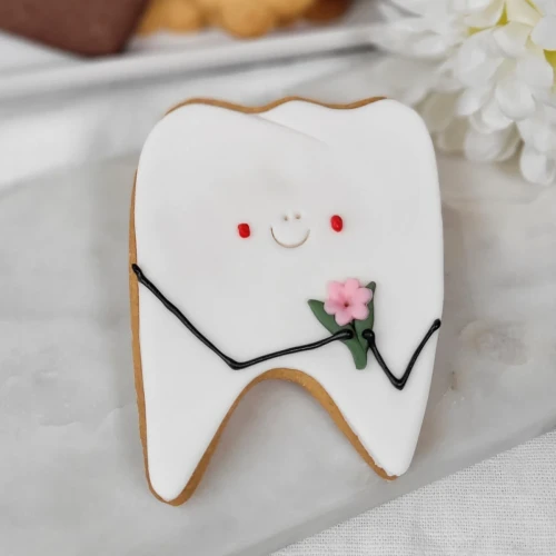 Maślane ciasteczko w kształcie ząbka