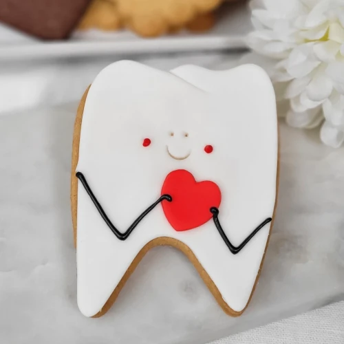 Ciasteczko z okazji Dnia Dentysty w kształcie zęba.