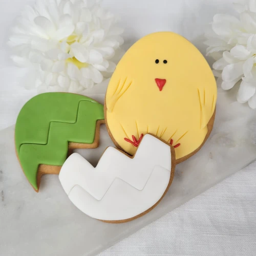 Zestaw ciasteczek na Wielkanoc pisklak w jajku.