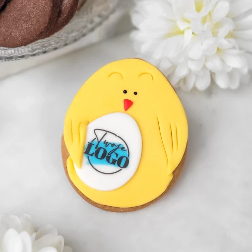 Wielkanocne ciasteczko kurczaczek z logo.