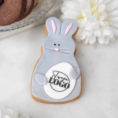 Ciasteczko wielkanocny zajączek z logo firmy.