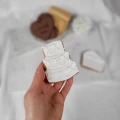 Ciasteczko w kształcie piętrowego tortu weselnego.