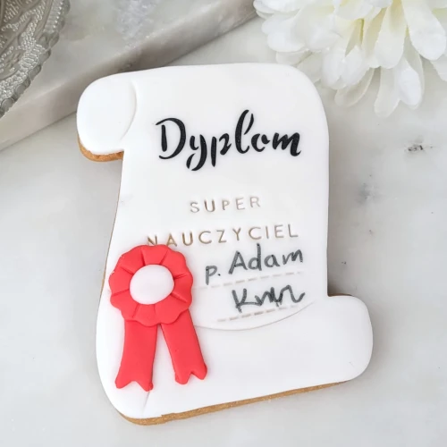 Ciasteczko lukrowane w kształcie dyplomu.