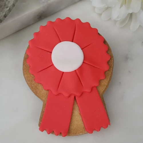 Ciasteczko w kształcie kotylionu.