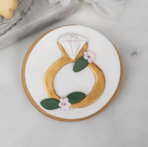 Ciasteczko pierścionek zaręczynowy.