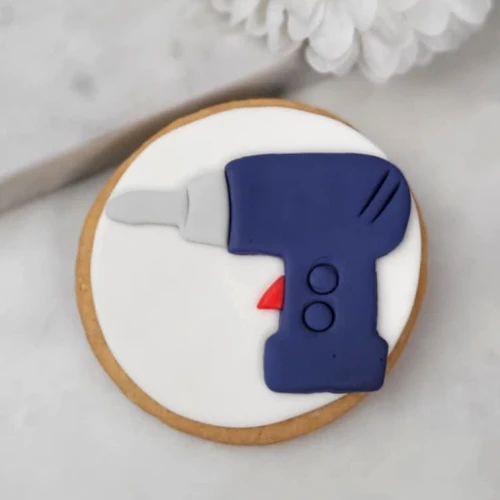 Ciasteczko z lukrowaną wiertarką.