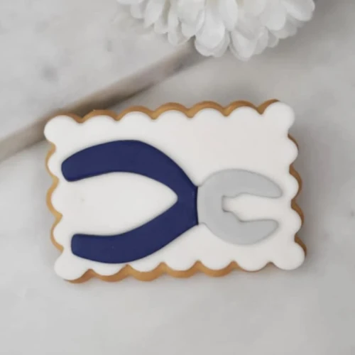 Ciasteczko lukrowane z kombinerkami.