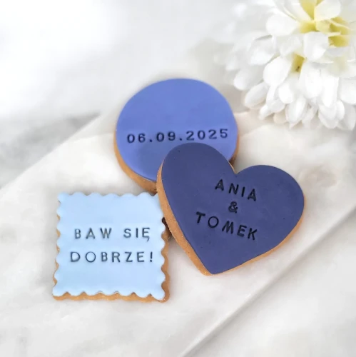 Zestaw 3 mini ciasteczek w odcieniach błękitu.