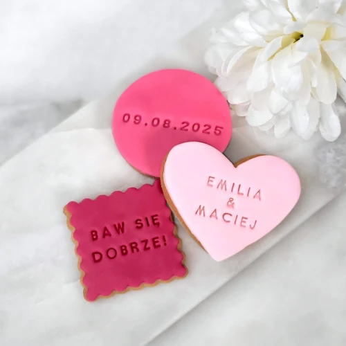 Zestaw 3 mini ciasteczek w odcieniach różu.