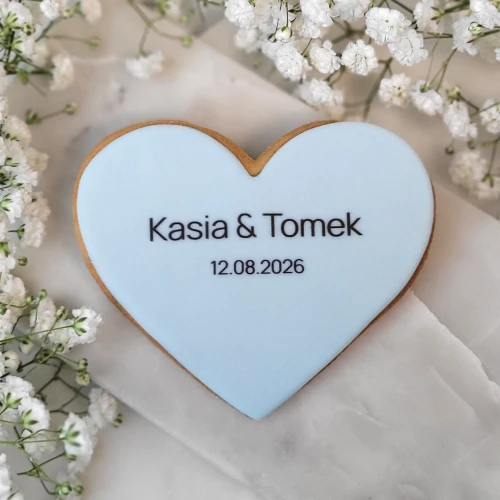 Ciasteczko z lukrem i drukowanym, personalizowanym napisem.
