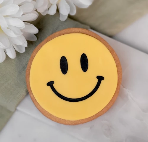 Ciasteczko lukrowane Smiley Face: żółta, uśmiechnięta buźka.
