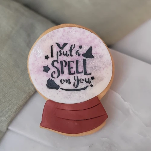 Ciastko lukrowane w kształcie Szklanej kuli z napisem "I put a spell on you". Rzuciłam na Ciebie urok.