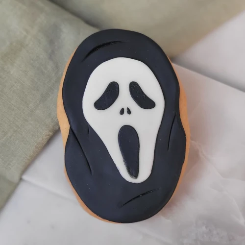 Ciastko lukrowane na Halloween - maska z horroru.