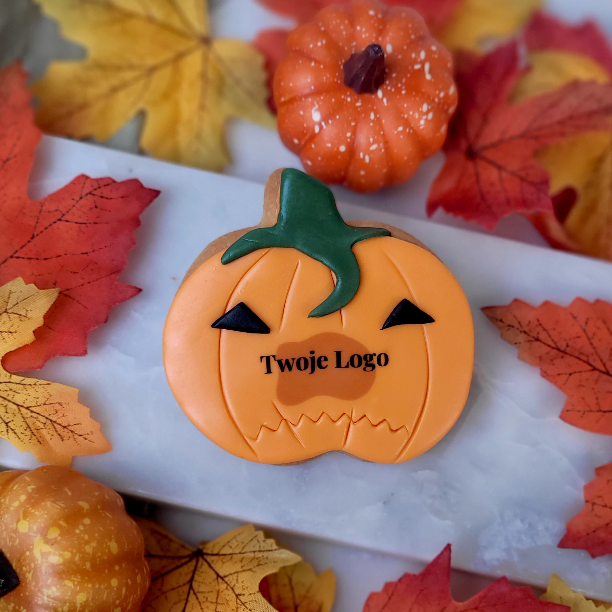 Ciastko na Halloween z logo