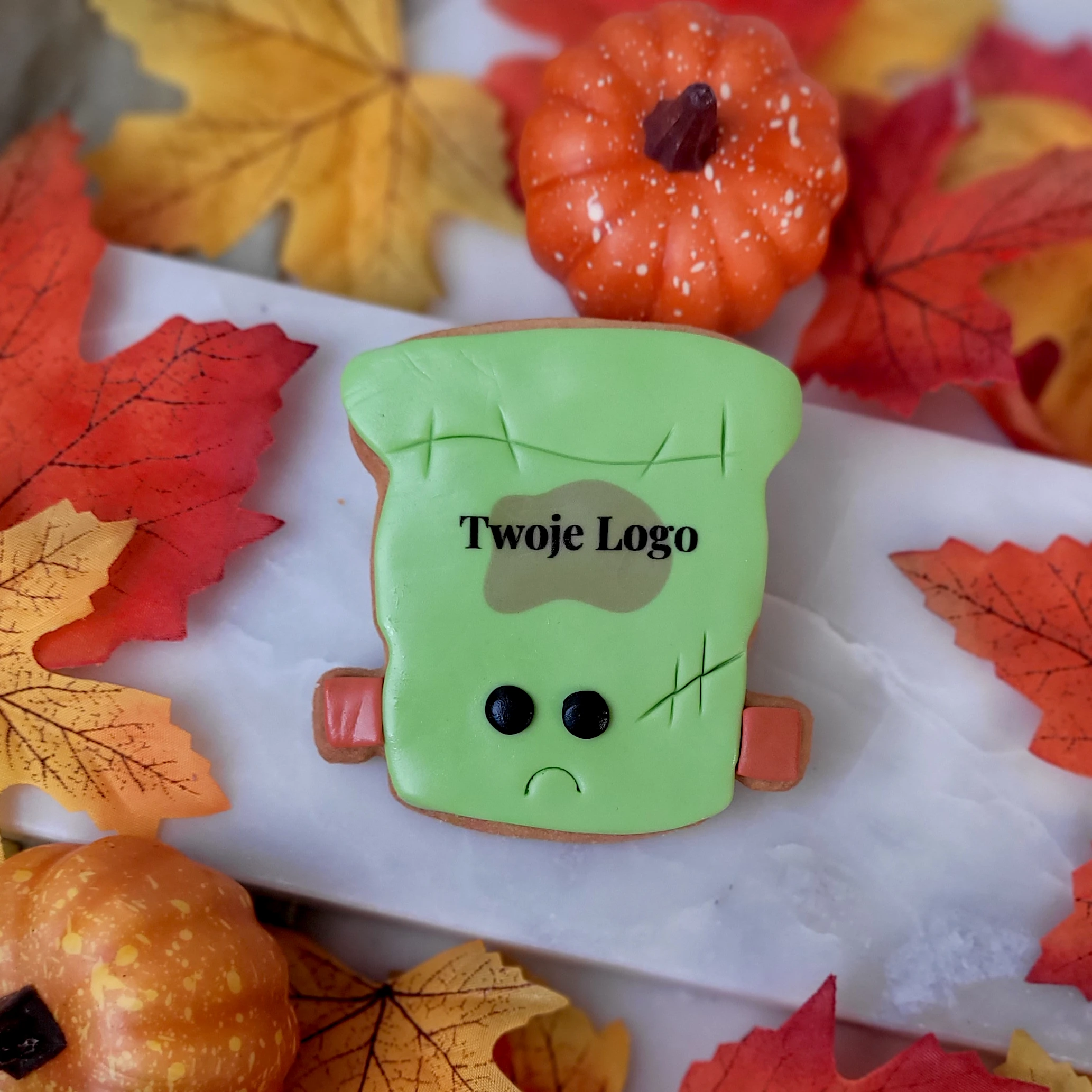Ciastko na Halloween z logo