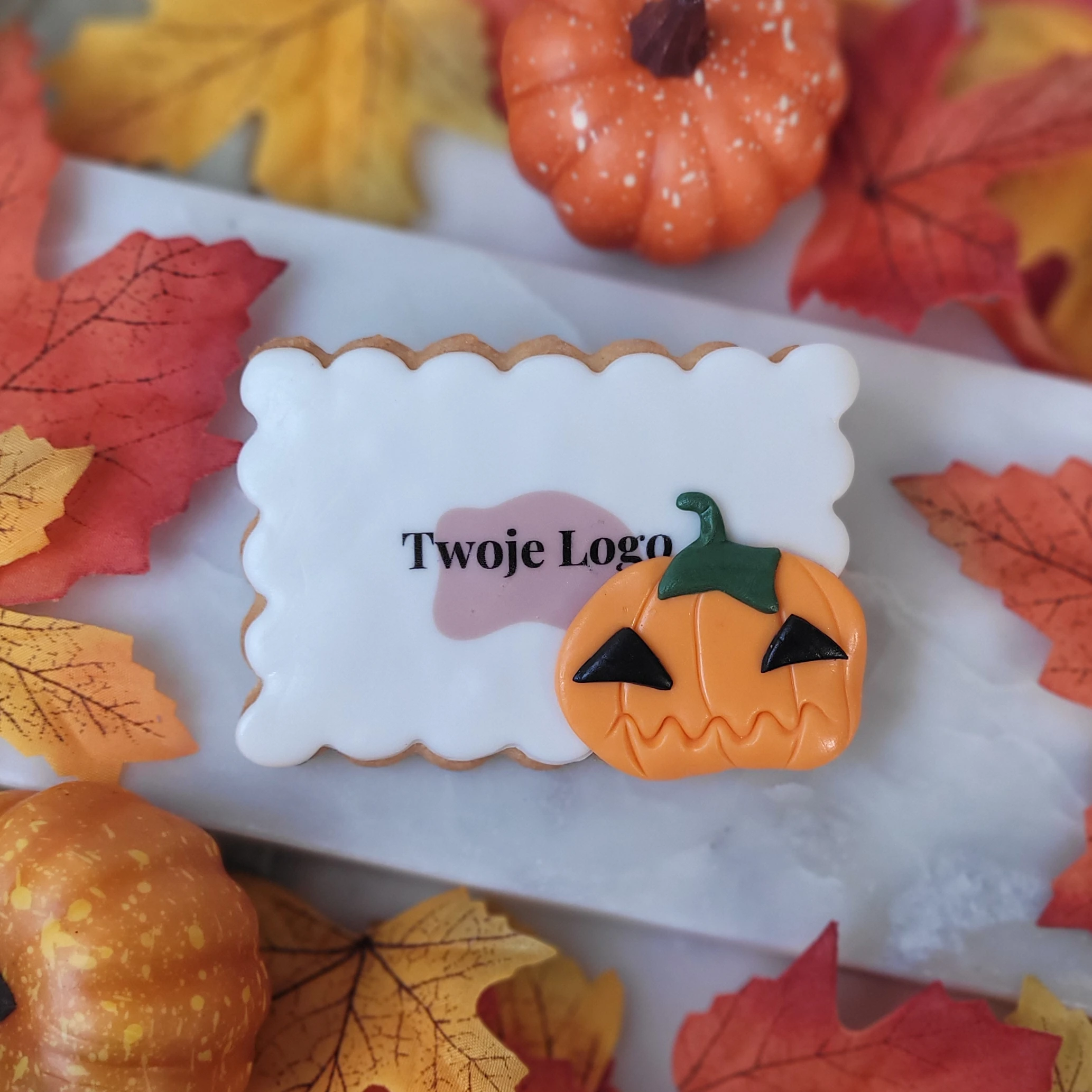 Ciastko na Halloween z logo