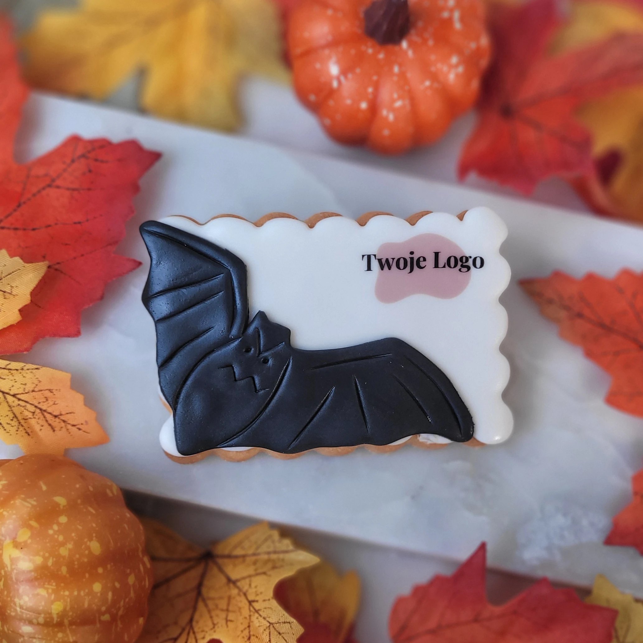 Ciastko na Halloween z logo